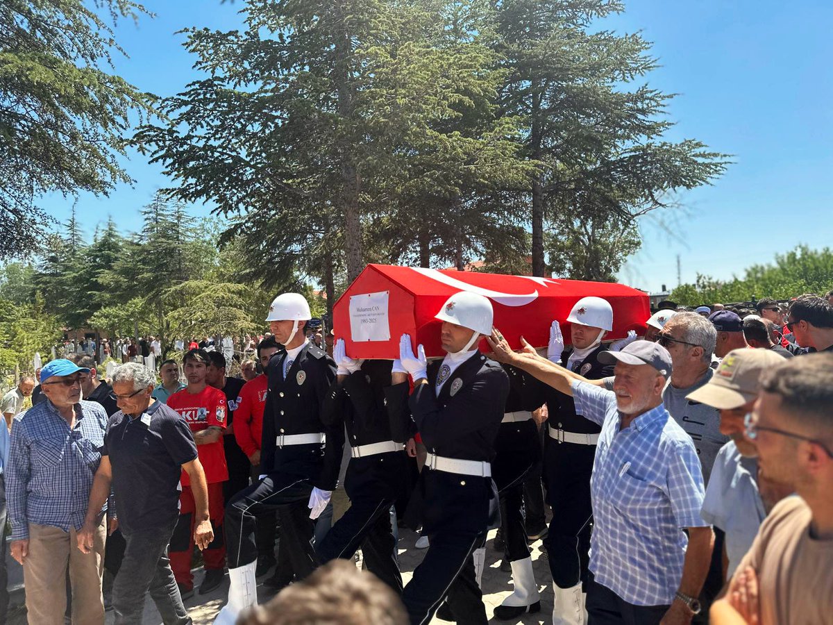 u_ibrahim_altay's tweet photo. Eskişehir Seyitgazi’de çıkan orman yangınına müdahale ederken şehit düşen Uçak Mühendisi, AKUT gönüllüsü Muharrem Can kardeşimizin cenaze merasimine katıldık.

Şehidimizin babası, liseden edebiyat öğretmenim İbrahim Can’a ve ailesine sabır ve başsağlığı diliyorum.

Rabbim, Muharrem kardeşimize rahmetiyle muamele eylesin. Mekânı cennet olsun.