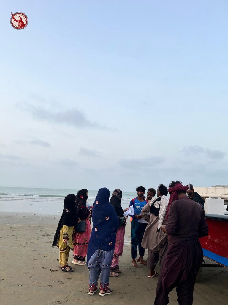 NiazLashar's tweet image. گوادر:سربندن سے بلوچ وومن فورم @BalochWF کی مرکزی آرگنائزر ڈاکٹر شلی بلوچ کو ساتھیوں سمیت گرفتار کر کے نامعلوم مقام پر منتقل کر دیا گیا۔وہ 27 جولائی کے سیمینار کی تیاری کے سلسلے میں آگاہی مہم چلا رہی تھیں،بلوچ وومن فورم فوری رہائی کا مطالبہ
#Gwadar
#DrShaleeBaloch
#Balochistan