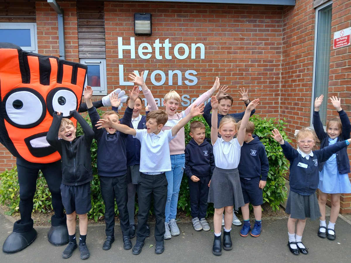 School's Out! Today is the last day of the school year for many pupils in England. An amazing 3926 schools across England engaged in the WOW walk to school challenge this academic year and over 33 million journeys were logged on the Travel Tracker! A huge achievement!🤸‍♀️🚶🚲👩‍🦽🌞😎