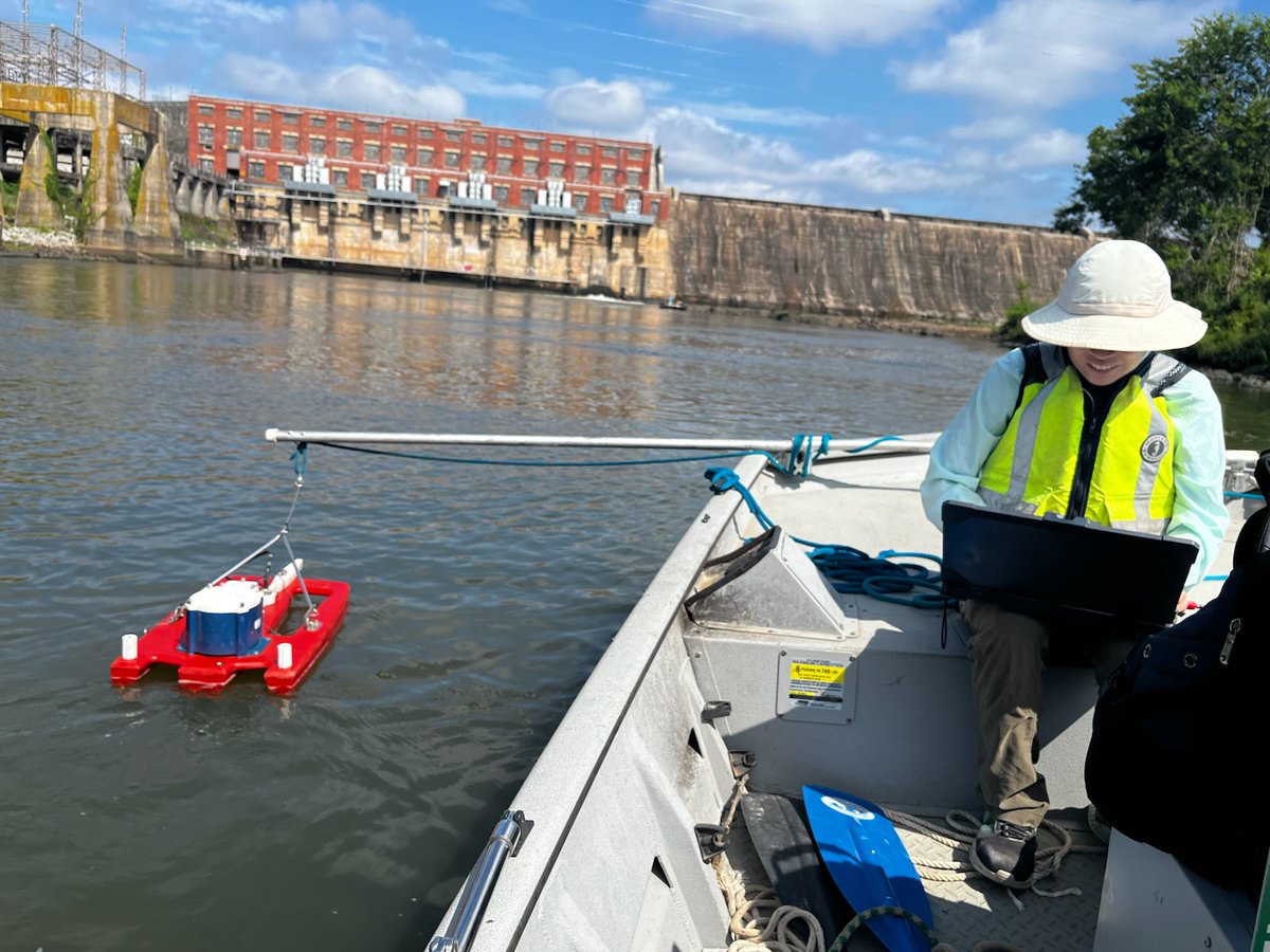 #SAWSC Hydrologic Technician Anna Lee collects discharge measurements in Lake Wateree Tailrace, above Camden, SC using a tethered boat. 🤝 #DukeEnergy. ow.ly/oVZQ50WshaC #FieldPhotoFriday  #LakeWateree