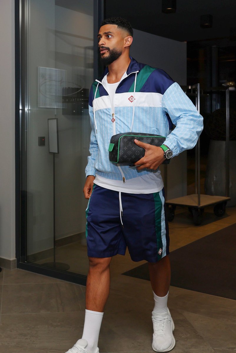 العمري و العقيدي ممنوع يطلعون من النصر
ما عاد بقى احد عندنا بالدكه يرضى ما يرضى هذا شغل مدرب و إدارة ،الجمهور لازم يرفض قاعدين نوزع لاعبينا على الخصوم ليش ؟