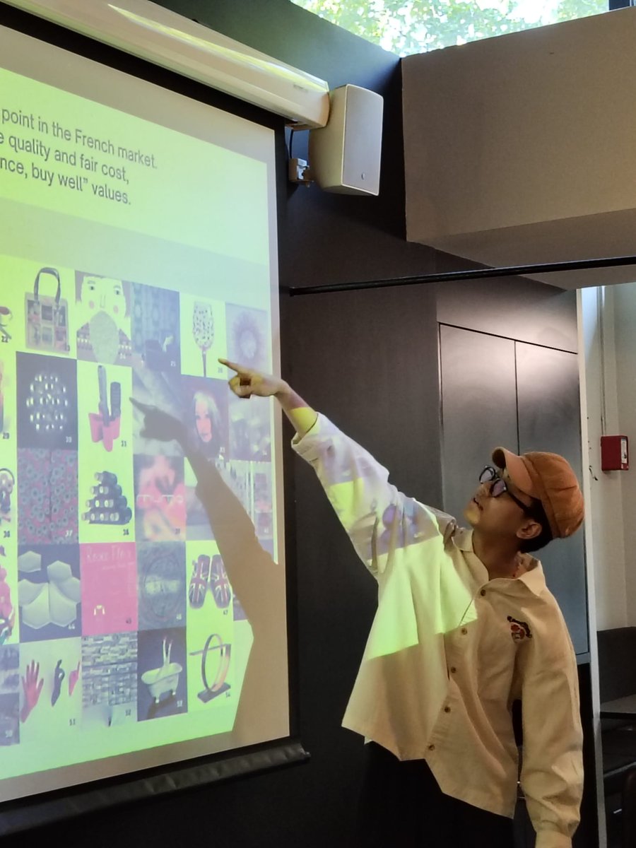 Henley Business School tweet media