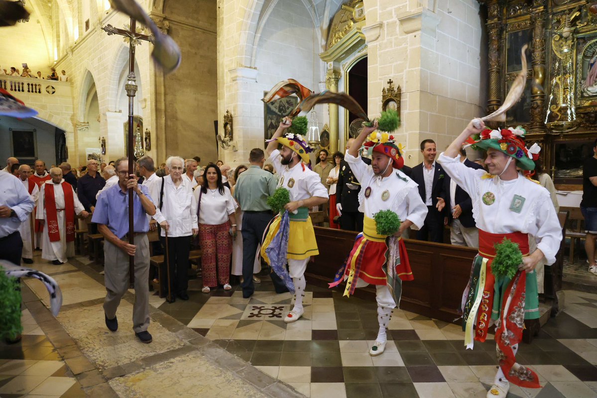Ll_Galmes's tweet image. Tradició, devoció i orgull per la nostra cultura en el dia de Sant Jaume a Algaida, patró del municipi.
Els cossiers, amb el seu ball ancestral, ens recorden la riquesa del patrimoni de la nostra illa i la força de les nostres arrels.
Molts d’anys, algaidins i algaidines!