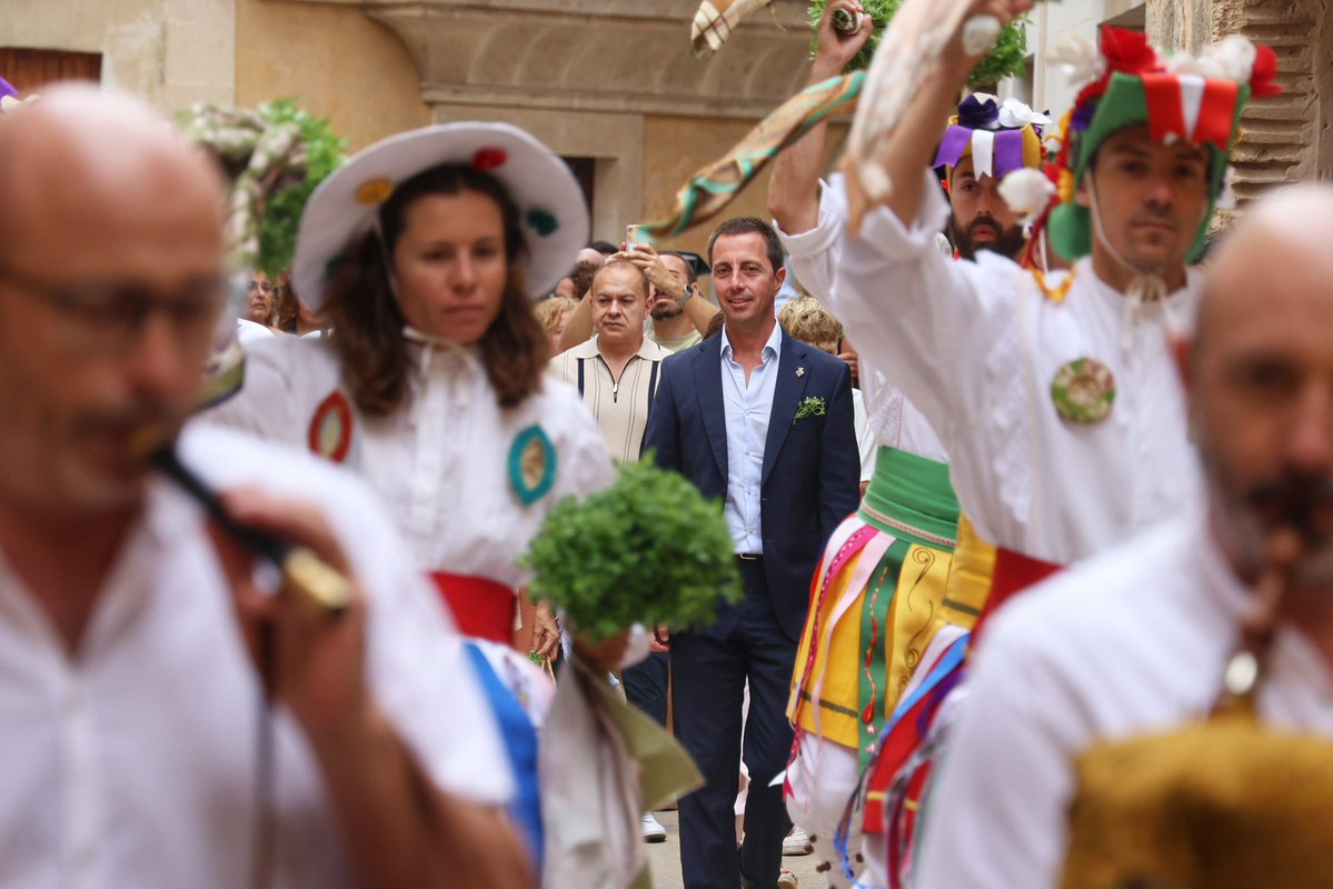 Ll_Galmes's tweet image. Tradició, devoció i orgull per la nostra cultura en el dia de Sant Jaume a Algaida, patró del municipi.
Els cossiers, amb el seu ball ancestral, ens recorden la riquesa del patrimoni de la nostra illa i la força de les nostres arrels.
Molts d’anys, algaidins i algaidines!