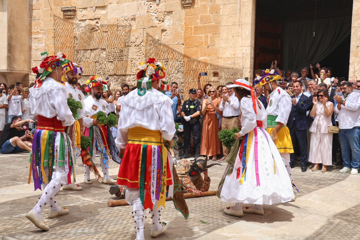 Ll_Galmes's tweet image. Tradició, devoció i orgull per la nostra cultura en el dia de Sant Jaume a Algaida, patró del municipi.
Els cossiers, amb el seu ball ancestral, ens recorden la riquesa del patrimoni de la nostra illa i la força de les nostres arrels.
Molts d’anys, algaidins i algaidines!