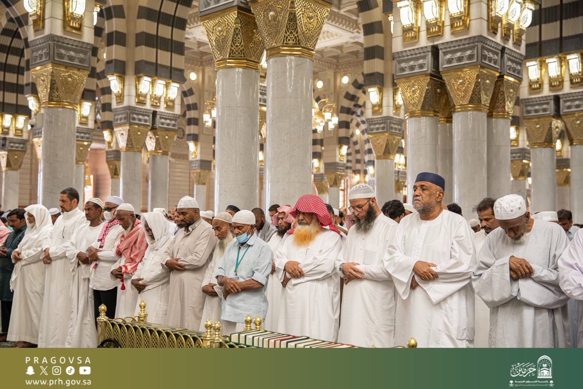 PRAGOVSA's tweet image. فضيلة الشيخ الدكتور #عبدالمحسن_القاسم في خطبة الجمعة في المسجد النبوي: مِنْ أَعْظَمِ نِعَمِ الله على عباده إرسالُ الرُّسُلِ إليهم؛ إذ لا سَبيلَ إلى السَّعَادَةِ والفَلاحِ في الدُّنْيا والآخِرَةِ إلّا مِنْ طَرِيقِهِمْ، ولا يُنالُ رِضا اللهِ إلا على أَيْدِيهِم، ولا بَقَاءَ لأَهْلِ…
