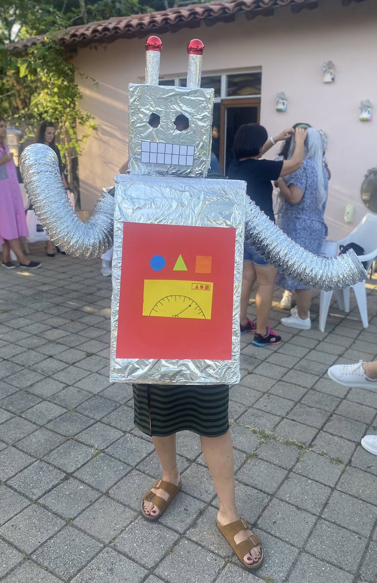 0xAysegul's tweet image. A few years ago, I played the ‘robot’ in my son’s kindergarten show.
I designed and made the costume myself.
This is the short story of how not talented I am. 😂