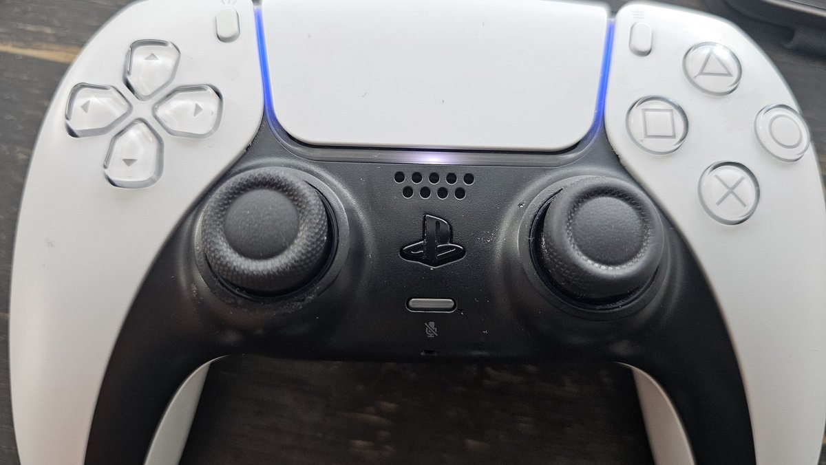 Cyclopentadien's tweet image. Heute zum ersten Mal einen PS5 Controller repariert.
Die Kids haben die Beschichtung am linken Joystick abezockt.
Jetzt geht's wieder.