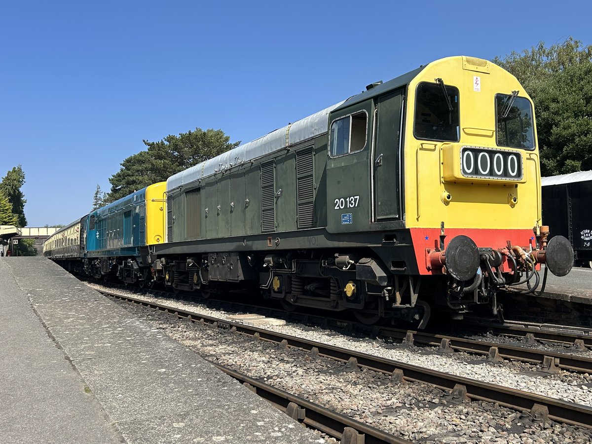 89Scunthorpe's tweet image. Diesel bashing today behind 20’s 37’s 47’s and a peak @GWSR