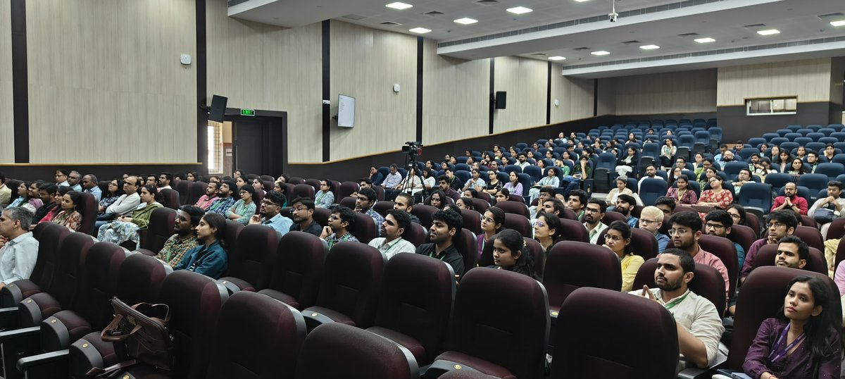 NIMHANS_BLR's tweet image. A full house at NIMHANS for Prof. Ole Andreassen’s inspiring talk on #PrecisionPsychiatry! Attendees from psychiatry, neuroscience, genomics, and clinical training joined across levels—residents, PhDs, postdocs & faculty—to engage with this vision for translational mental health.