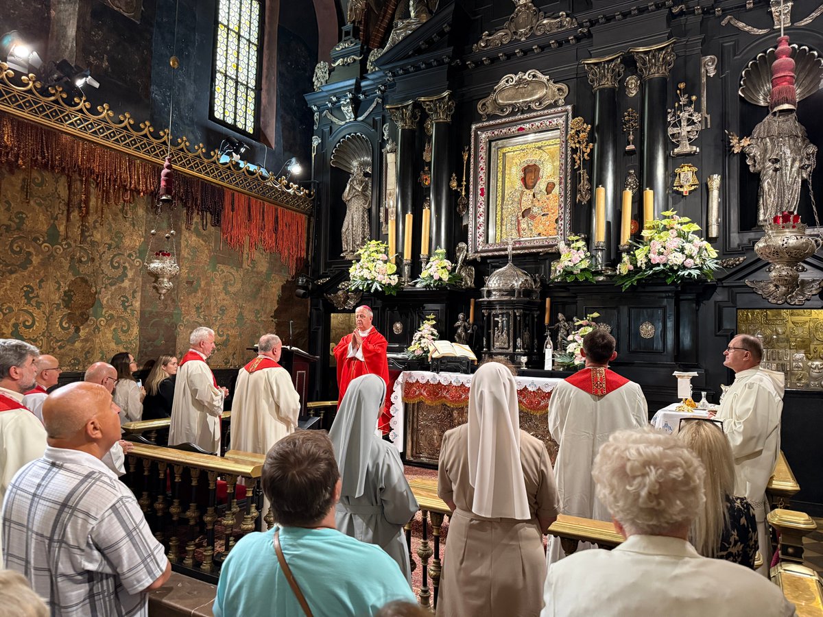 W ramach 26. Ogólnopolskiego #TydzieńŚwKrzysztofa i obchodzonego dziś Dnia Bezpiecznego Kierowcy na #JasnaGóra trwa modlitwa w intencji @MIVAPolska  za wszystkich kierowców i misjonarzy. Eucharystii przewodniczy bp Jan Piotrowski