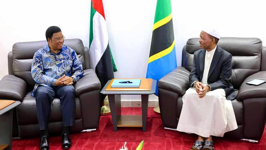 urtupdates's tweet image. Waziri Mkuu @KassimMajaliwa_ Julai 25,2025 ametembelea ubalozi wa Tanzania, Muungano wa Falme za Kiarabu (UAE) uliopo Abudhabi. Mheshimiwa Majaliwa alipokelewa na Balozi wa Tanzania UAE Luteni Jenerali Mstaafu,Yacub Mohamed na watumishi wa ubalozi huo. @UbaloziUAE