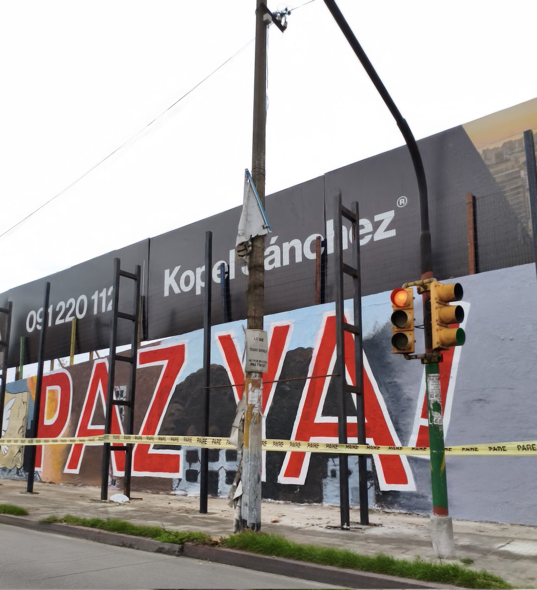 Seba_vaz's tweet photo. Muy simbólico que la última pintada que tiene este muro histórico de Montevideo sea pidiendo parar el genocidio en Gaza y Paz Ya!! 
Basta de Genocidio!! ✊ https://t.co/6Klicx3E2w