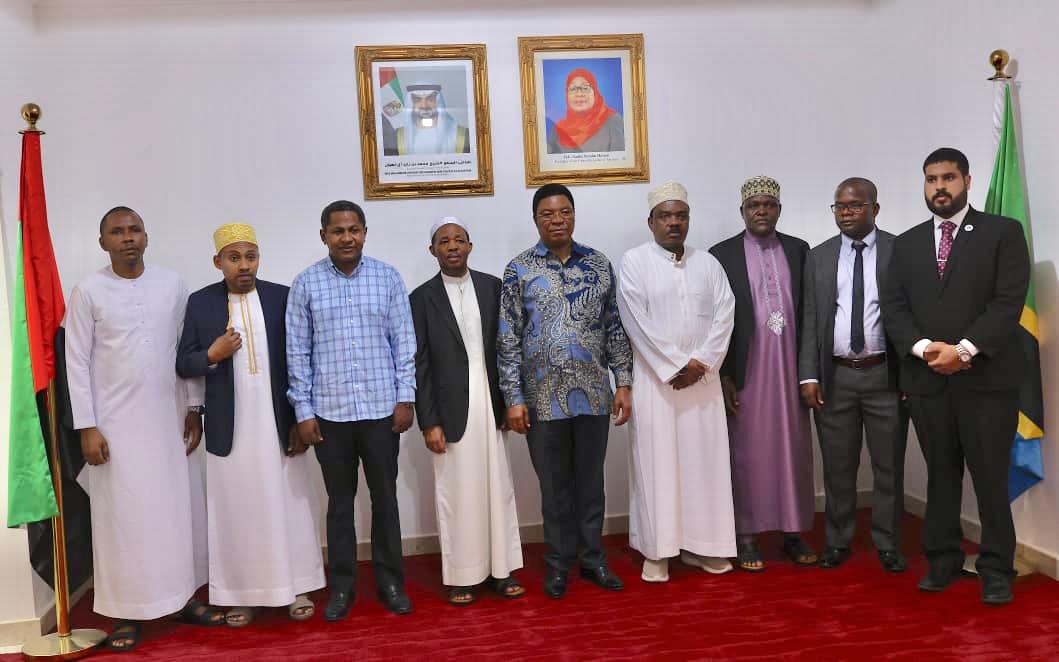 urtupdates's tweet image. Waziri Mkuu @KassimMajaliwa_ Julai 25,2025 ametembelea ubalozi wa Tanzania, Muungano wa Falme za Kiarabu (UAE) uliopo Abudhabi. Mheshimiwa Majaliwa alipokelewa na Balozi wa Tanzania UAE Luteni Jenerali Mstaafu,Yacub Mohamed na watumishi wa ubalozi huo. @UbaloziUAE