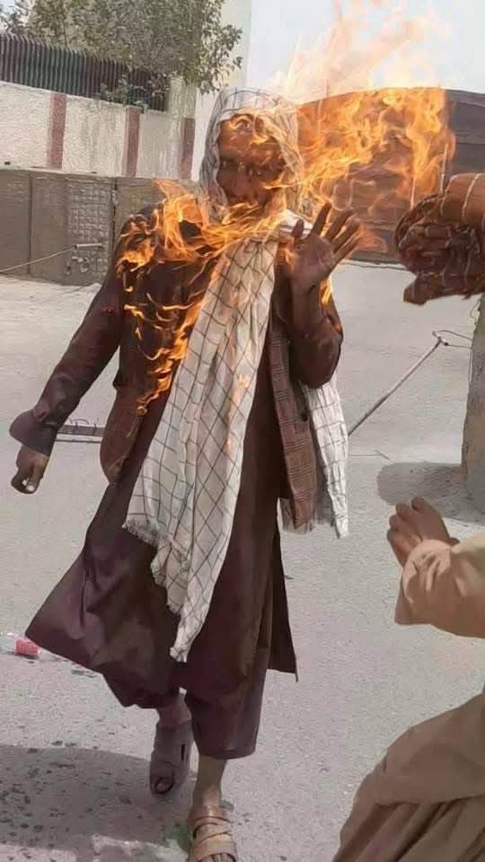 comrade890's tweet photo. چمن 
بےروزگاری سے تنگ نوجوان نے ایف سی قلعہ کے سامنے خود کو آگ لگا دی https://t.co/NVkIKuNRiT