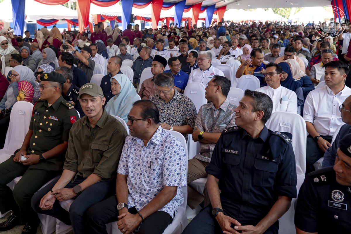 anwaribrahim's tweet photo. Alhamdulillah, saya turun ke Kedah hari ini dan terus ke Dataran Darulaman, Jitra untuk menghadiri sambutan Hari Antidadah 2025.

Dalam ucapan, saya tegaskan bahawa penyalahgunaan dadah bukan sekadar isu jenayah ia merupakan ancaman nyata kepada maruah bangsa dan masa depan negara. 

Kita berdepan dengan sindiket yang terancang, memiliki dana, penyokong dan rangkaian luas. Namun, kerajaan tidak gentar. Kita hadir dengan iltizam politik, keberanian moral dan komitmen berterusan untuk melawan habis-habisan.

Saya tekankan bahawa pendekatan kerajaan bukan hanya bersifat menghukum, tetapi berfokus memutuskan kitaran ketagihan terutama dalam kalangan kelompok miskin dan rentan yang sering menjadi mangsa utama.

Sinergi antara Agensi Antidadah Kebangsaan (AADK) dan Agensi Kawalan dan Perlindungan Sempadan (AKPS) mesti terus diperkukuh melalui pendekatan menyeluruh dan bersepadu, merangkumi pencegahan, penguatkuasaan dan pemulihan.

Kerajaan berliltizam menoktahkan ancaman dadah secara tuntas bukan sekadar mengawal, sebaliknya membasmi hingga ke akar. 

Perjuangan ini bukan mudah, tetapi ia mesti diteruskan demi generasi masa depan, demi negara yang bebas daripada belenggu najis dadah.

#MalaysiaMADANI
#RancakkanMADANI
#MADANIbekerja
#BersamaMalaysiaku