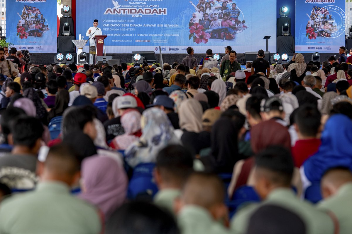 anwaribrahim's tweet photo. Alhamdulillah, saya turun ke Kedah hari ini dan terus ke Dataran Darulaman, Jitra untuk menghadiri sambutan Hari Antidadah 2025.

Dalam ucapan, saya tegaskan bahawa penyalahgunaan dadah bukan sekadar isu jenayah ia merupakan ancaman nyata kepada maruah bangsa dan masa depan negara. 

Kita berdepan dengan sindiket yang terancang, memiliki dana, penyokong dan rangkaian luas. Namun, kerajaan tidak gentar. Kita hadir dengan iltizam politik, keberanian moral dan komitmen berterusan untuk melawan habis-habisan.

Saya tekankan bahawa pendekatan kerajaan bukan hanya bersifat menghukum, tetapi berfokus memutuskan kitaran ketagihan terutama dalam kalangan kelompok miskin dan rentan yang sering menjadi mangsa utama.

Sinergi antara Agensi Antidadah Kebangsaan (AADK) dan Agensi Kawalan dan Perlindungan Sempadan (AKPS) mesti terus diperkukuh melalui pendekatan menyeluruh dan bersepadu, merangkumi pencegahan, penguatkuasaan dan pemulihan.

Kerajaan berliltizam menoktahkan ancaman dadah secara tuntas bukan sekadar mengawal, sebaliknya membasmi hingga ke akar. 

Perjuangan ini bukan mudah, tetapi ia mesti diteruskan demi generasi masa depan, demi negara yang bebas daripada belenggu najis dadah.

#MalaysiaMADANI
#RancakkanMADANI
#MADANIbekerja
#BersamaMalaysiaku