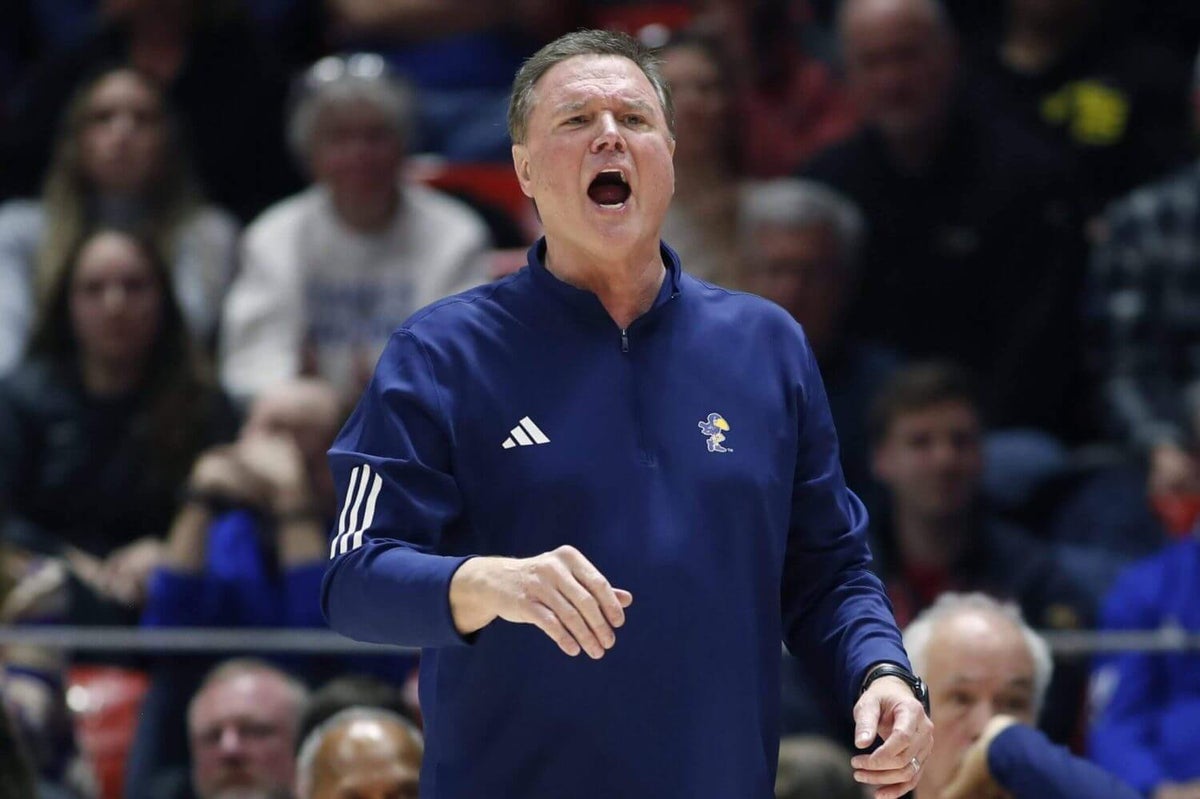 TheAthleticCBB's tweet image. Kansas coach Bill Self admitted to hospital, has 2 stents inserted dlvr.it/TM6L4m