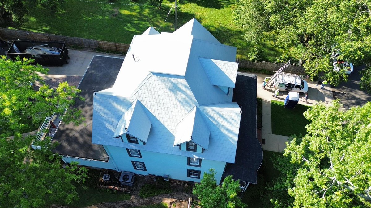 truemetalsupply's tweet image. 24ga, Diamond Stamped, Cityscape Gray Victorian Metal Shingles 😍 Palmetto Roofing Specialties brought the wow factor with this beautiful installation - well done! 🏡✨
If you're looking for metal roofing panels or steel shingles, contact us at: truemetalsupply.com