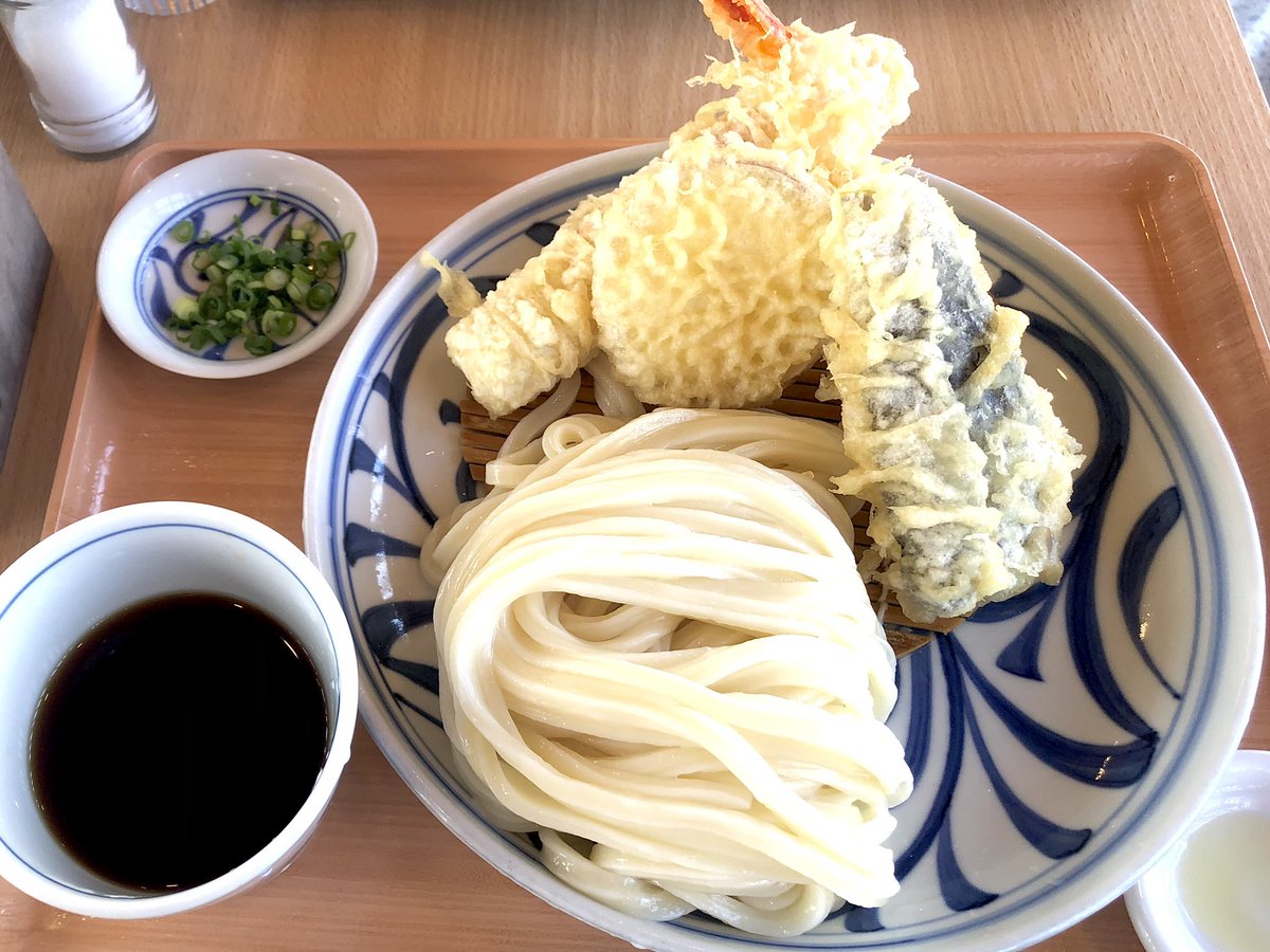 itosizu's tweet photo. 98キロからビタ一文落ちなくなった我が体重を支えるベース食材の備忘録。酷暑の中でジョギングしても変動しないオレの体どーなってるの？
#もり豊 えびちく天ざる
#まことや 揚餅おろし
#漢ラーメン室 特製ラーメン中
#なすび カツカレー冷そばセット https://t.co/OhCrNHMwIE