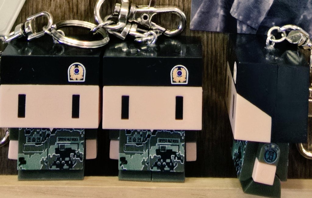 🍀오픈런 무즈를 찾습니다🍀
19,20,21 오픈런 무즈님들 디엠부탁드립니다
약소하지만 레고 키링 선물 드립니다
무덥고 궂은 날씨에도 문열자마자 찾아주셔서 큰 힘이 되었습니다. 덥고 멀어서 와주실까 했는데 오픈 기다려주시고 방문해주셔서 진심으로 감사했습니다(뿌엥)🥹🫶
(인상착의 등 검증예정)