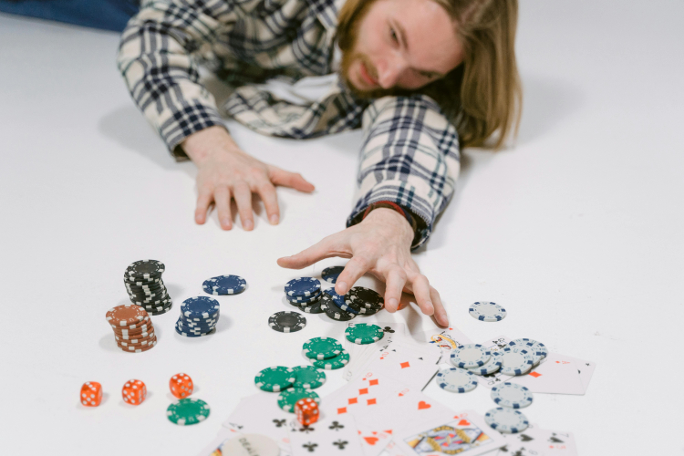 RCScience's tweet image. Why do some people keep self-sabotaging? "The core issue is that such people don't seem able to make a causal connection between their choices/behavior and the bad outcome." via @arstechnica realclearscience.com/2025/07/25/why…