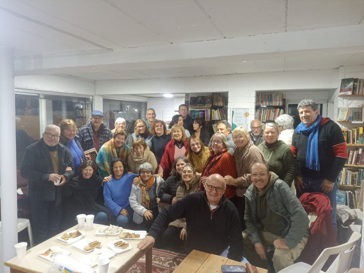 Ayer,  jueves 24, por la nochecita, hubo un hermoso Café Literario en la  Biblioteca de las cooperativas de vivienda Mesa 3 (Garzón y Batlle y  Ordóñez) con lecturas de cuentos, de poemas y canciones. Momento  compartido por la Biblioteca y el Taller Literario que funciona allí.