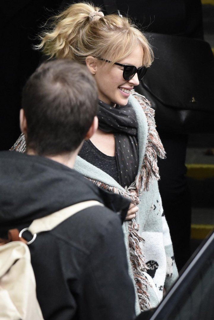 🚨 First look of #KylieMinogue today on the set of The devil wears Prada 2 👠