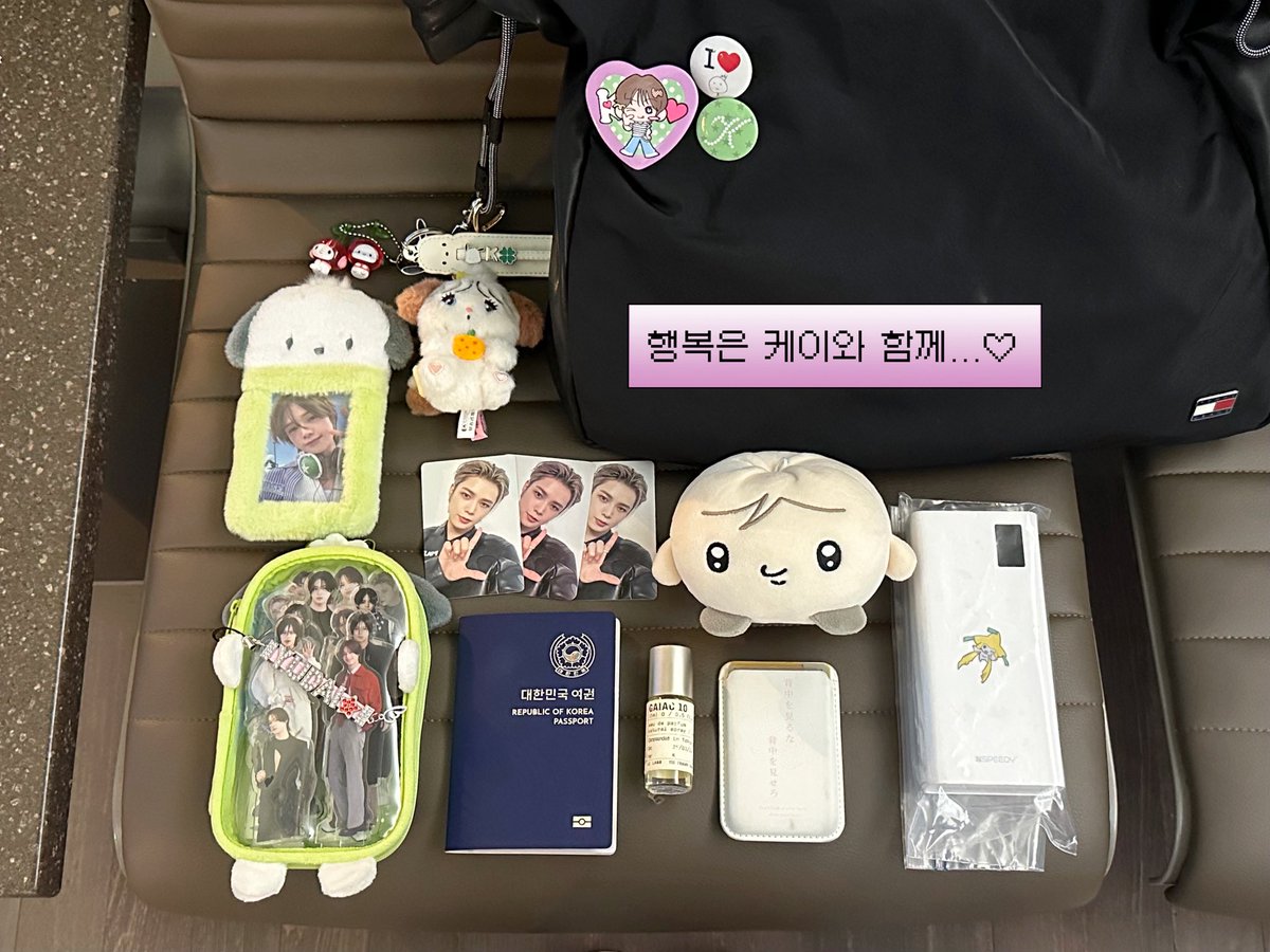 홍콩 가기 전 공항에서...
왓츠인마이백 ૮꒰ྀི ⸝⸝ɞ̴̶̷ ·̫ ɞ̴̶̷⸝⸝ ꒱ྀིა