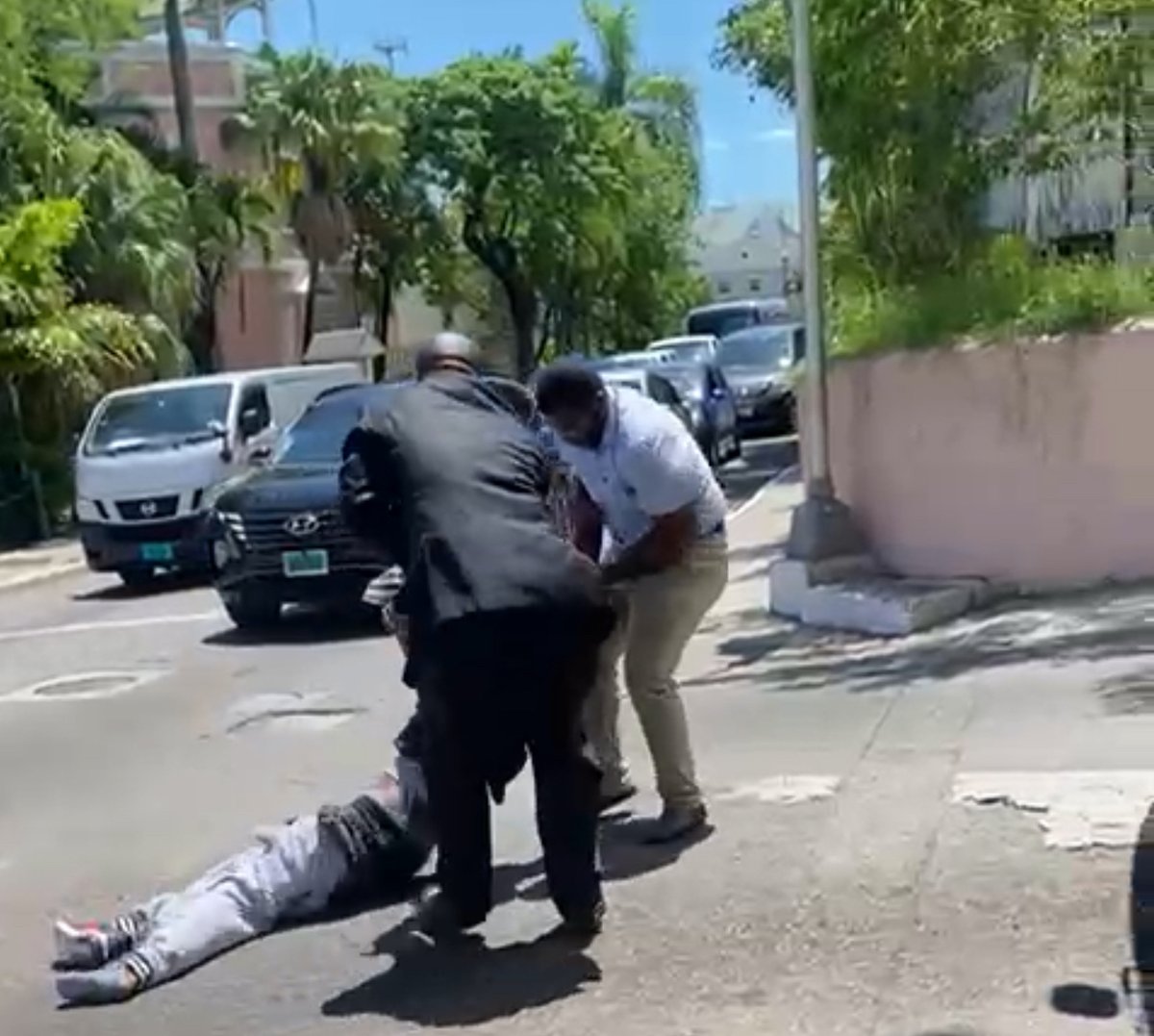 Tribune242's tweet image. DRAGGED THROUGH THE STREET: WHEELCHAIR USER PULLED ALONG ROAD AFTER BEING FREED FROM DETENTION
AN attorney has condemned the treatment of a disabled man seen in a viral video being dragged across Shirley Street by plainclothes officers.
bit.ly/416NzI0