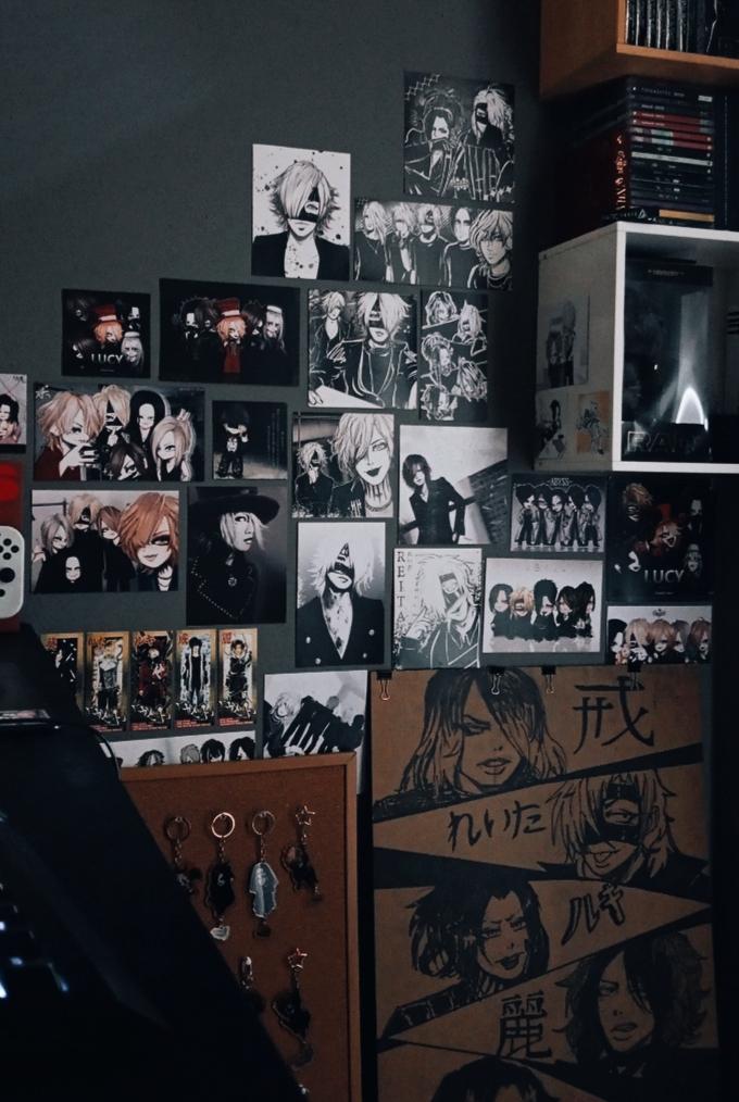 slightly_blank's tweet image. ★ Blank talk |
The Gaze-Wall got an update!
(It was originally the old and black & white artworks)
Not using photocards or posters because they'll bend after time :(
#theGazettE #ガゼット