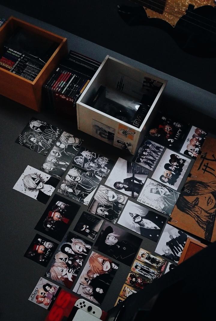 slightly_blank's tweet image. ★ Blank talk |
The Gaze-Wall got an update!
(It was originally the old and black & white artworks)
Not using photocards or posters because they'll bend after time :(
#theGazettE #ガゼット