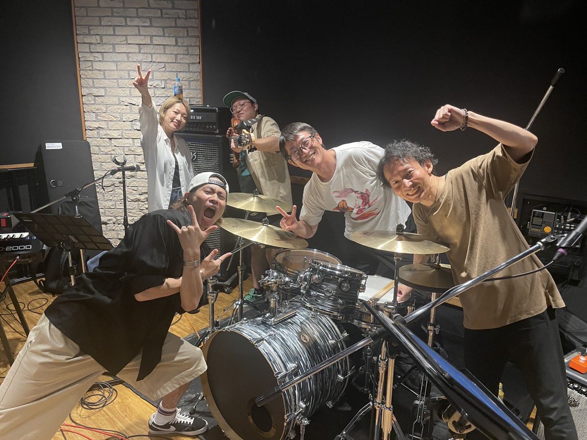 kujiraikosuke's tweet image. 8月3日開催の鯨井ジャパンLIVE！！

バンドリハ&amp;amp;振り付け稽古！

今回の鯨井ジャパンバンドも最高です。
ファンキーすぎる。
輝く魔法をかけてくれます✨

そしてゲストのお歌も最高。味と色気と茶目っ気が混ざり合っております。

楽しい時間になる事でしょうっ！！

ひゅーひゅー！