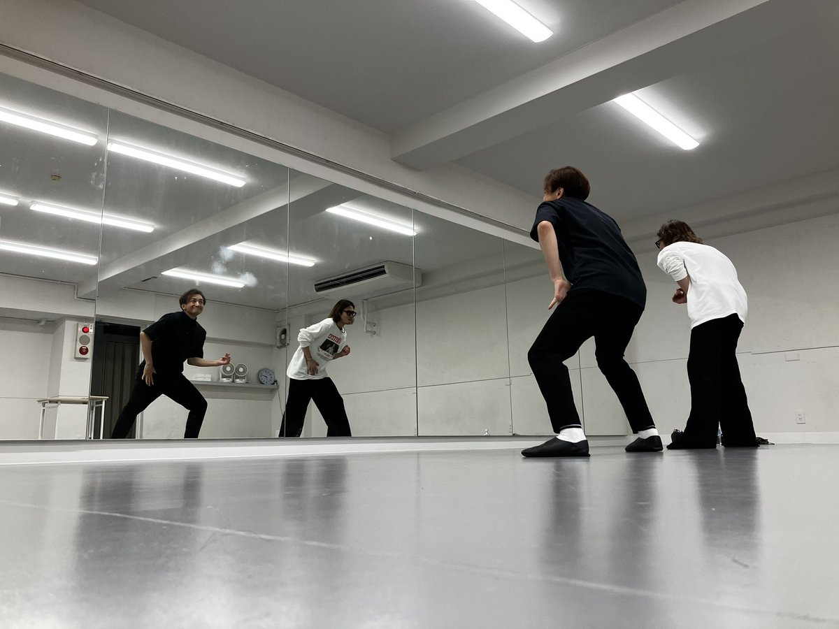 kujiraikosuke's tweet image. 8月3日開催の鯨井ジャパンLIVE！！

バンドリハ&amp;amp;振り付け稽古！

今回の鯨井ジャパンバンドも最高です。
ファンキーすぎる。
輝く魔法をかけてくれます✨

そしてゲストのお歌も最高。味と色気と茶目っ気が混ざり合っております。

楽しい時間になる事でしょうっ！！

ひゅーひゅー！
