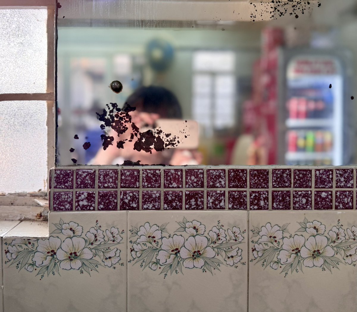 miaowxx's tweet image. 安樂園冰室で朝食。ゆったりとした時間が流れていてよかった。この窓はとても古いものだから撮っていきなさいと店のお姉さん。壁のタイルも何だか愛らしい。