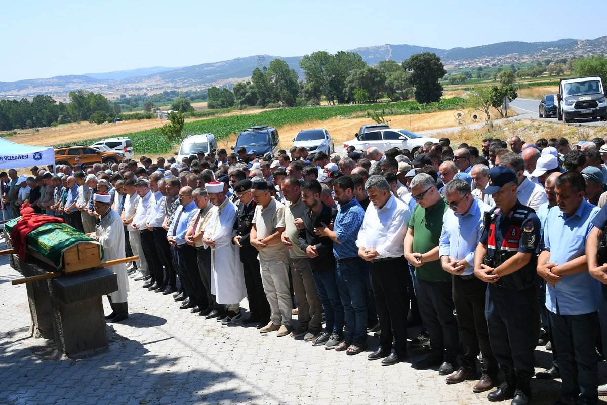 TC_Balikesir's tweet image. 🔹 Vali İsmail Ustaoğlu, Karesi İlçesi Deliklitaş Mahallesi&apos;ndeki gölette hayatını kaybeden çocukların cenaze törenlerine katıldı. Vali İsmail Ustaoğlu, Ovacık Mahallesi&apos;nde Özey ailesine ve yakınlarına, Beyköy Mahallesi&apos;nde Çapan ailesine ve yakınlarına başsağlığı dileklerini…