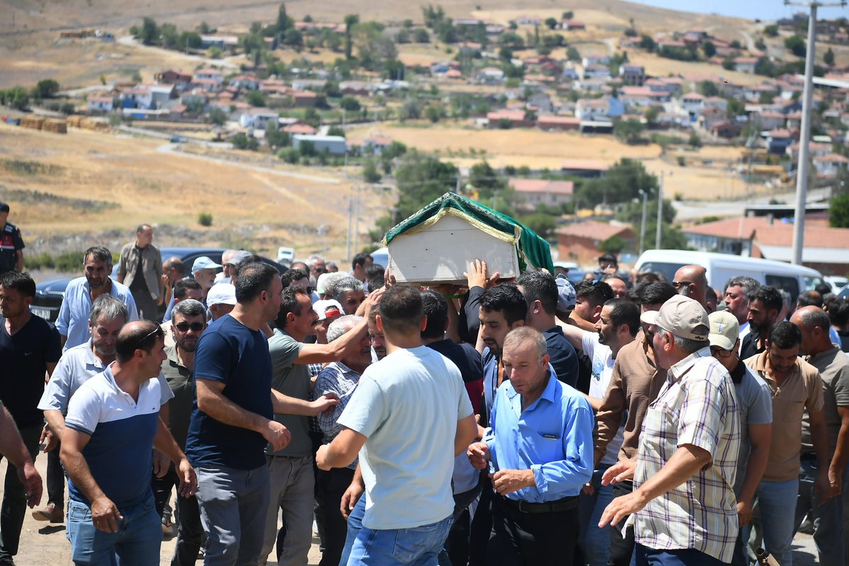 TC_Balikesir's tweet image. 🔹 Vali İsmail Ustaoğlu, Karesi İlçesi Deliklitaş Mahallesi&apos;ndeki gölette hayatını kaybeden çocukların cenaze törenlerine katıldı. Vali İsmail Ustaoğlu, Ovacık Mahallesi&apos;nde Özey ailesine ve yakınlarına, Beyköy Mahallesi&apos;nde Çapan ailesine ve yakınlarına başsağlığı dileklerini…