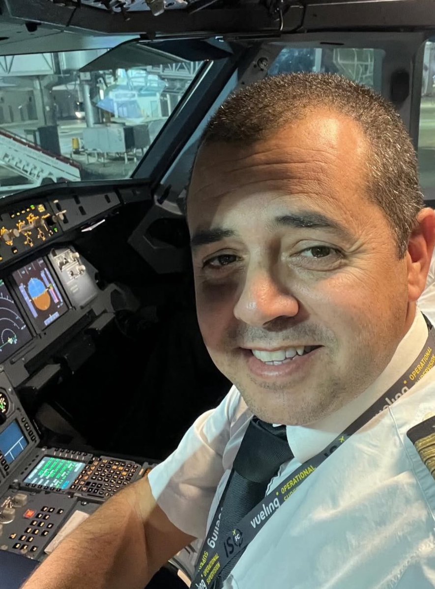 Vueling Airlines has asked the poster to remove the image of the pilot who removed 50 Jewish teenagers from a flight.

That same pilot trained the men who flew into the Twin Towers.

This is his image👇🏻
