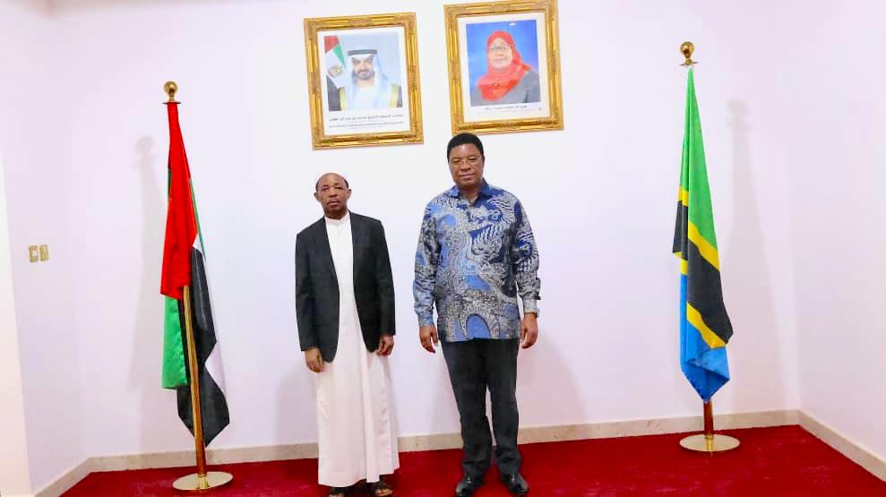 urtupdates's tweet image. Waziri Mkuu @KassimMajaliwa_ Julai 25,2025 ametembelea ubalozi wa Tanzania, Muungano wa Falme za Kiarabu (UAE) uliopo Abudhabi. Mheshimiwa Majaliwa alipokelewa na Balozi wa Tanzania UAE Luteni Jenerali Mstaafu,Yacub Mohamed na watumishi wa ubalozi huo. @UbaloziUAE