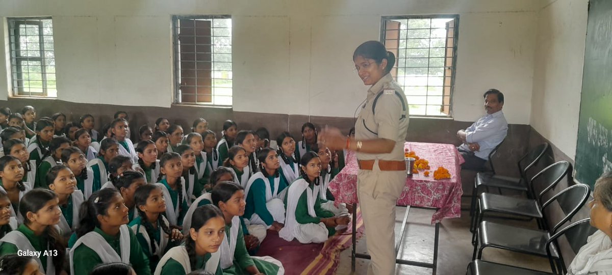 Umaria_SP's tweet image. "नशे से दूरी,है जरूरी" अभियान के तहत शासकीय स्कूल कौडिया में नशा मुक्ति जागरूकता कार्यक्रम का आयोजन
#नशे_से_दूरी_है_जरूरी
#SayNoToDrugs
#nashamuktmp
@DGP_MP
@ianuragIPS
@MPPoliceDeptt
@mohdept