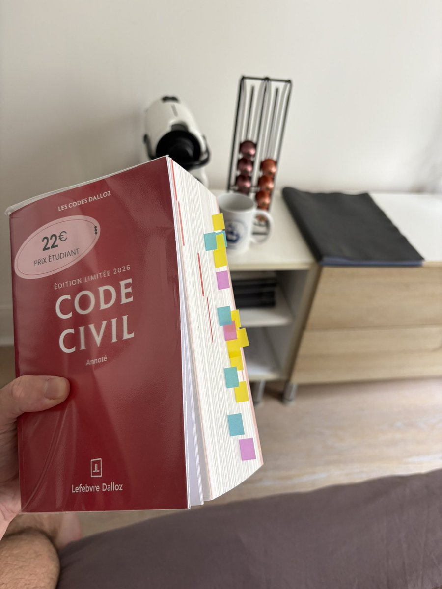 mathishasleft's tweet image. Je vais commencer un thread pour suivre l’évolution de mon cunty code civil