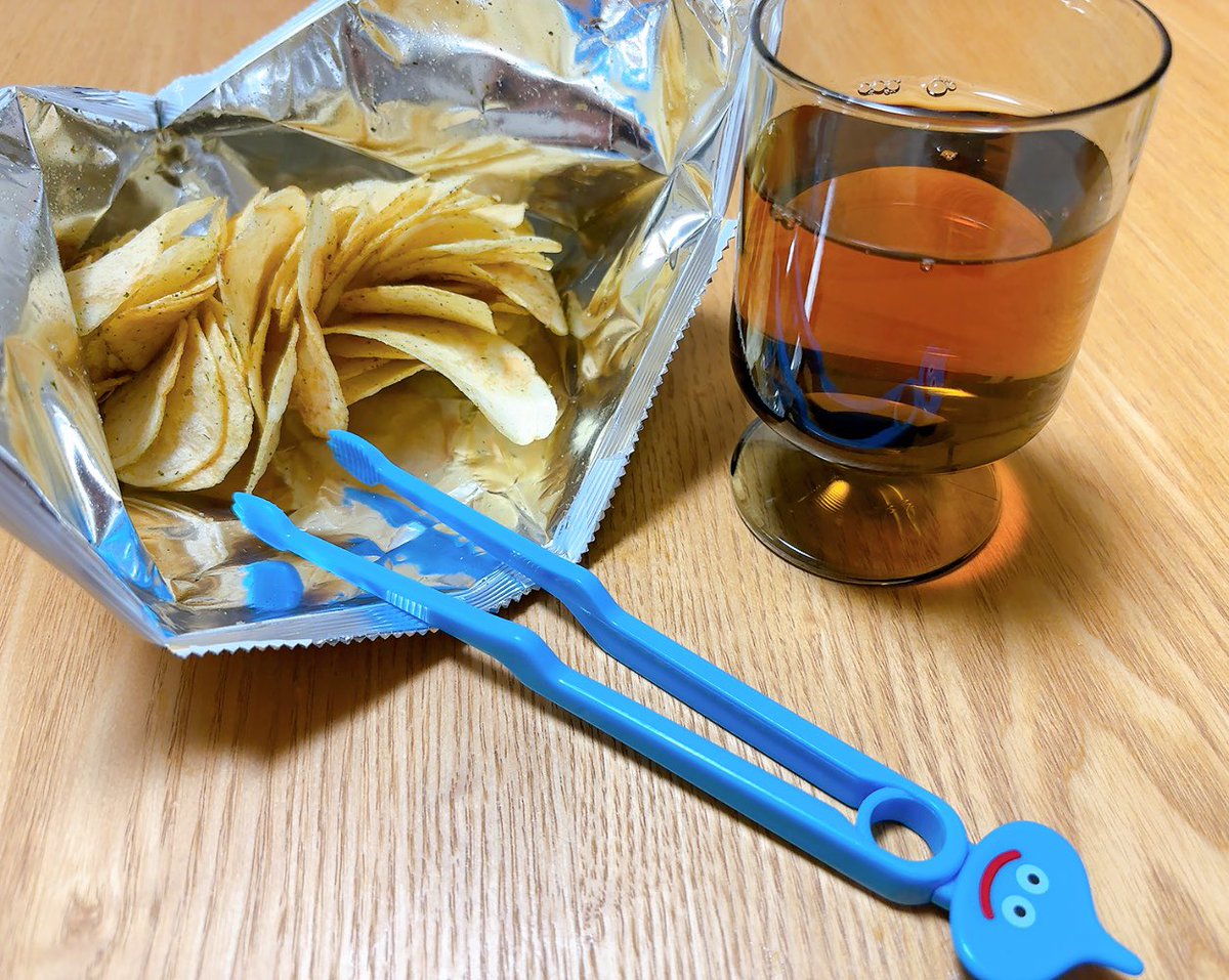 INABA_ZK's tweet image. 身も心もライフがゼロなのでこれもカロリーゼロ（※飲み物はアイスティーです）
漫画読んで寝る😇