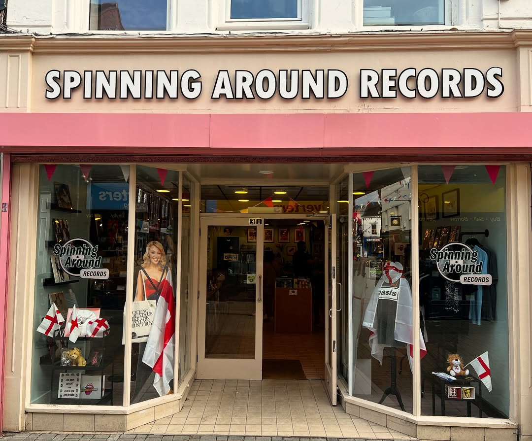 GO LIONESSES!🦁
Indie record shops are getting excited for the Euro's 2025 final this sunday <a href="/Lionesses/">Lionesses</a> 💪

📸: <a href="/SpinningAroundR/">Spinning Around Records</a>