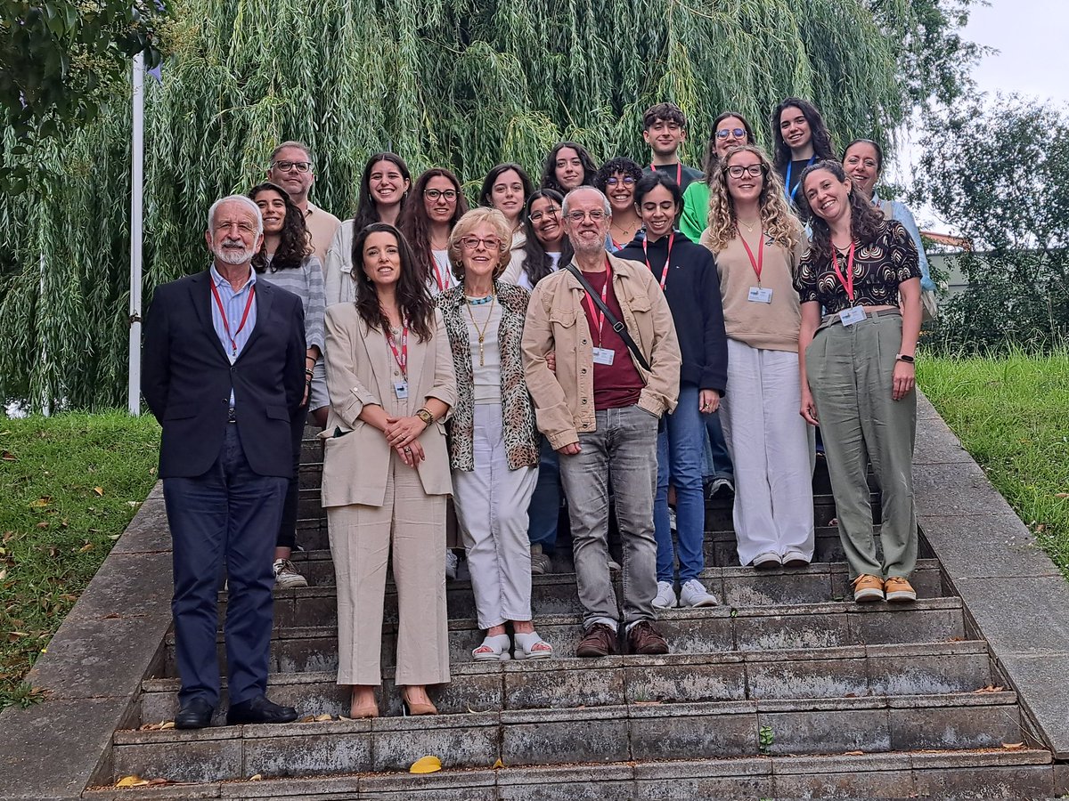 Y no podía faltar en #EGEA25 la foto final en las escaleras. La Escuela de Gramática Emilio Alarcos sería imposible sin el apoyo de alumnos, ponentes, la #FundaciónCajastur, la Cátedra Emilio Alarcos y, por supues, la <a href="/UIMP/">UIMP</a>
Esperamos encontraros en #EGEA26
 #CampusLasLlamas