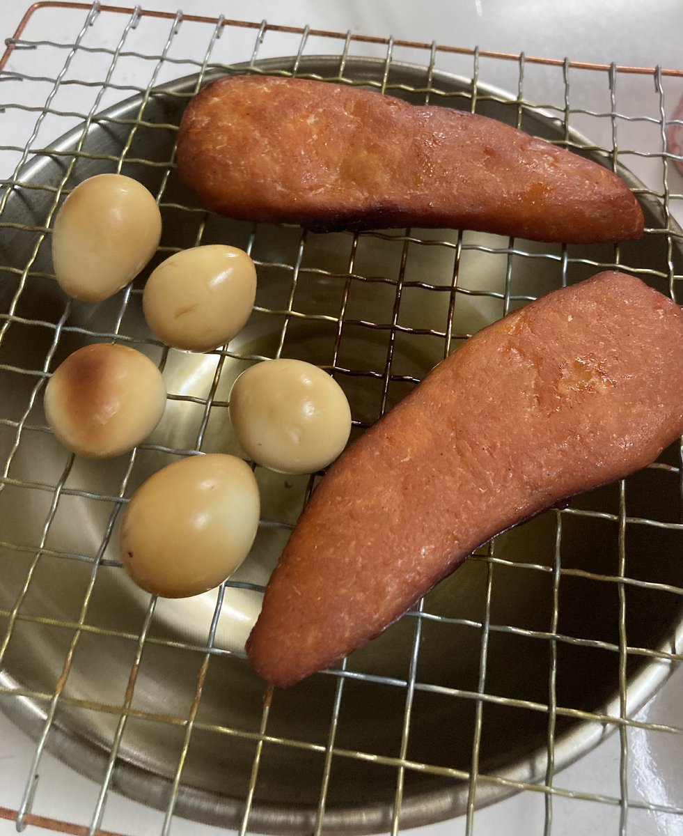 sasamasamune23's tweet image. 平素より大変お世話になっております。
41レベルの笹正宗専務です。
今日もダイソーのボール、網、鍋(合わせて1000円くらい)の燻製機で、うずらの卵と鶏肉(タンドリーチキン)を燻していく。
くんくん。
ニオイは完璧。
だがうずらは水煮を使ったので香りはあれど味がない!😭く、奥が深いぜ!!