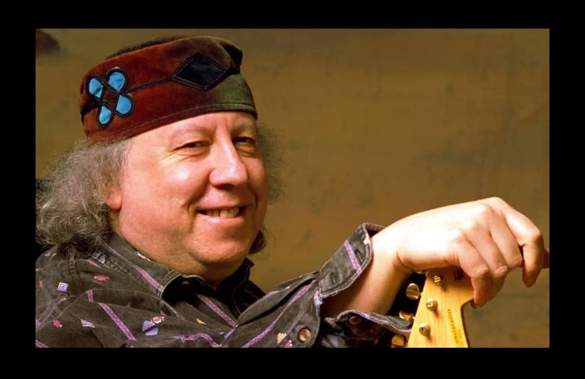 Bona tarda a la bona gent❤️✊💜
#Aniversario #InMemoriam

.
“El Manalishi Verde es el fajo de billetes, el diablo es verde y me perseguía.’’

.
Peter Green 🎸
(Londres, 1946 -
Canvey Island, Inglaterra, 25/7/2020)
[🎶 Albatross 🎶]
youtu.be/fXeKi6ZkbOw?si…