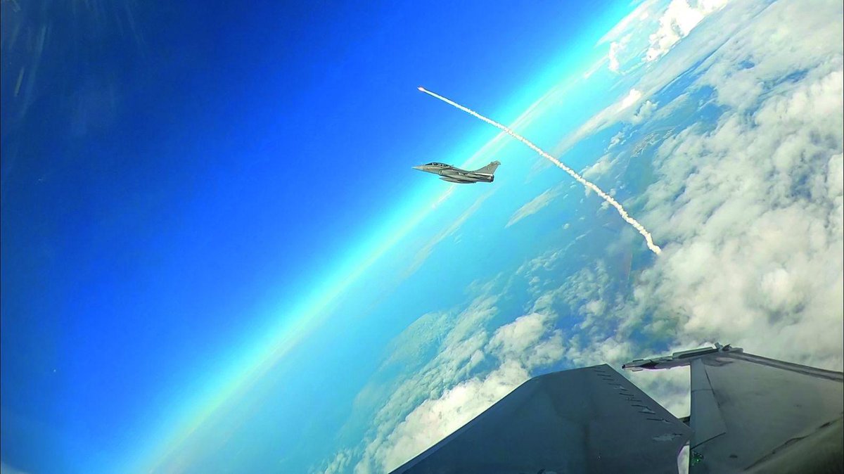 Skyrock_PLM's tweet image. Une nouvelle stratégie pour l’armée française : la Très Haute Altitude 🔝 

Dévoilée par le ministre des Armées, Sébastien LECORNU, cette THA est devenu une réel espace et sur tout un nouvel enjeu de conflictualité. 

Le général de brigade aérienne Alexis ROUGIER, officier…