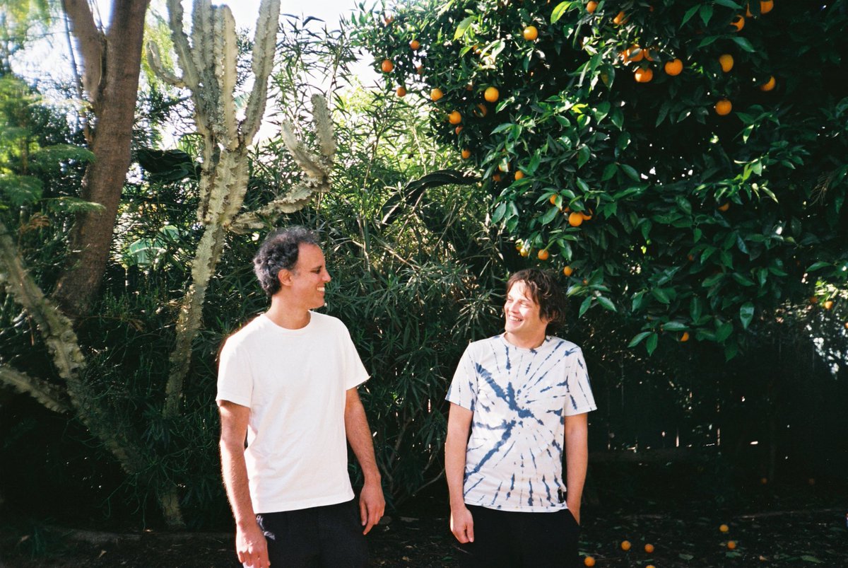 EatYourOwnEars's tweet image. Guardian’s ‘the week’s best new tracks’
including;
Kieran Hebden + William Tyler brand
new track ‘Spider Ballad’
‘Four Tet shatters the Nashville guitarist’s arid playing into kaleidoscopic fragments, creating a tense, near-breathless strobing effect that evokes glimpsing…