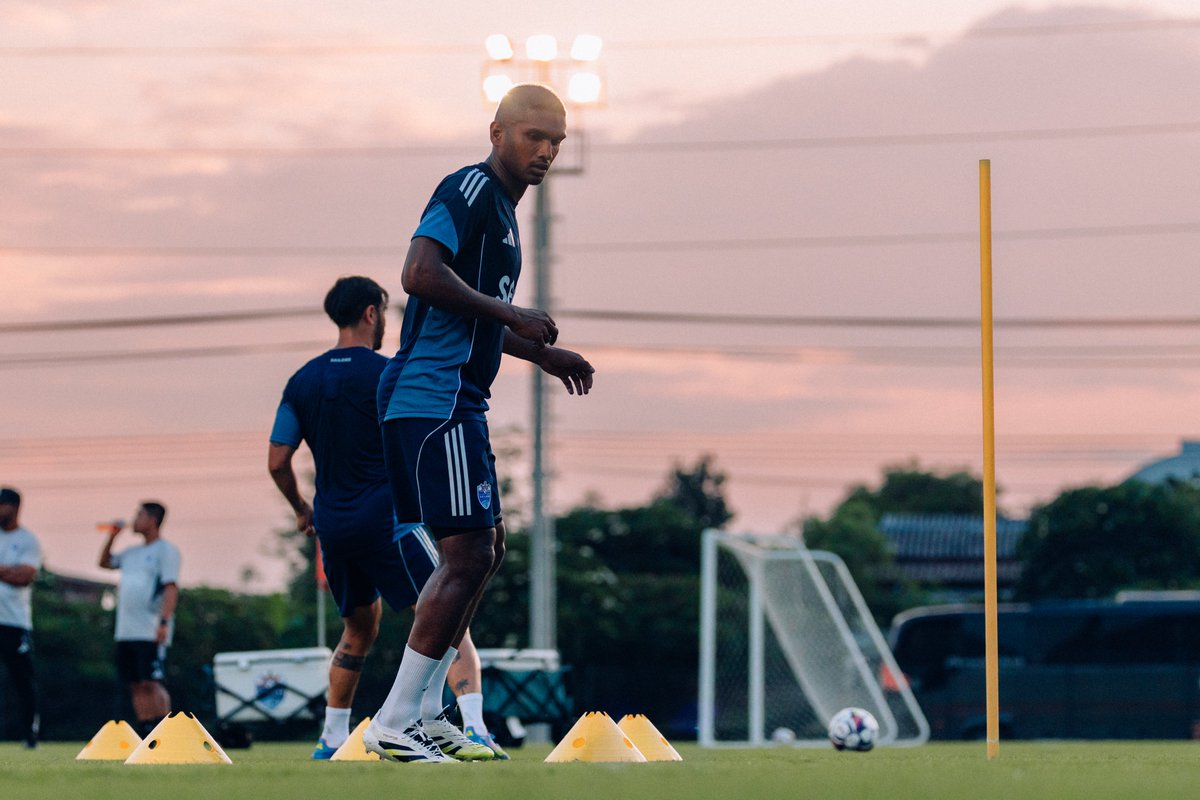 lioncitysailors's tweet image. Sunset over training 🌅🤩
#allhandsondeck #lioncitysailors