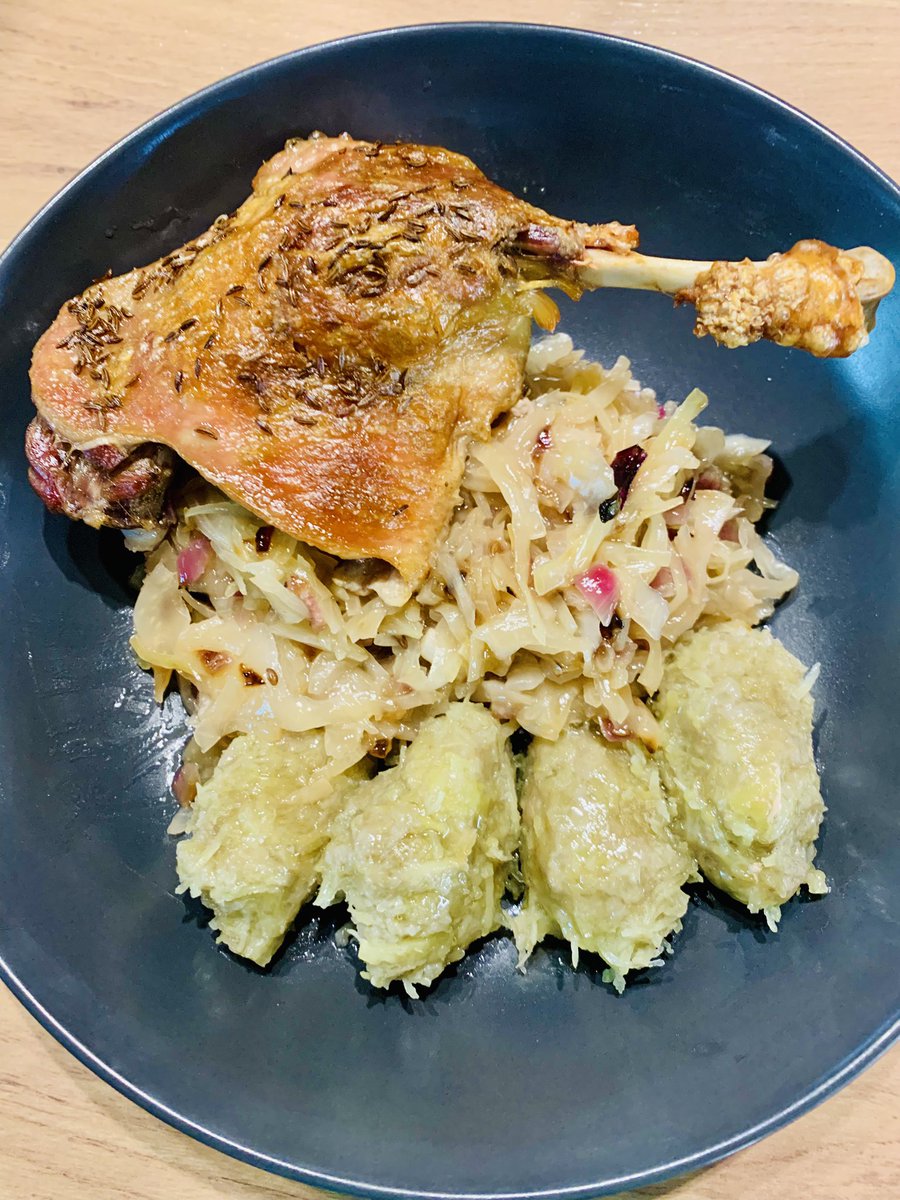 MorysovaPavla's tweet image. Preferuji pestrou a vyváženou stravu.
Včera kachna Pekingská, 
Dnes s knedlíkem a se zelím.